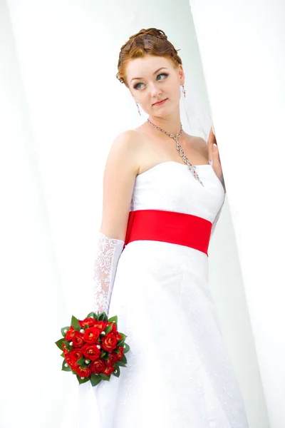 Uma bela noiva de branco — Fotografia de Stock