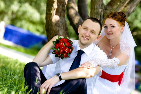 Menyasszony és a vőlegény ül — Stock Fotó