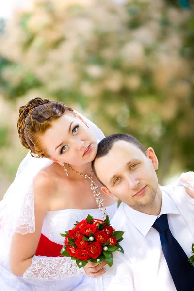 Braut und Bräutigam mit Strauß — Stockfoto