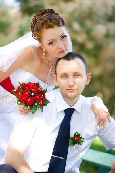 Bruden och brudgummen med en bouque — Stockfoto