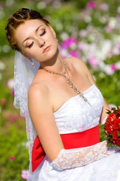 花嫁の束と座っています。 — ストック写真