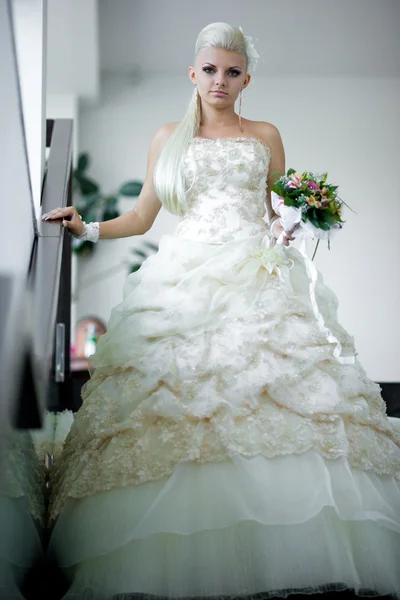 Uma bela noiva jovem — Fotografia de Stock