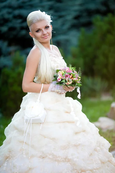 Красива молода наречена з букетом на природі — стокове фото