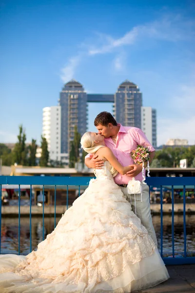 Noiva e noivo com um buquê de beijos na natureza — Fotografia de Stock