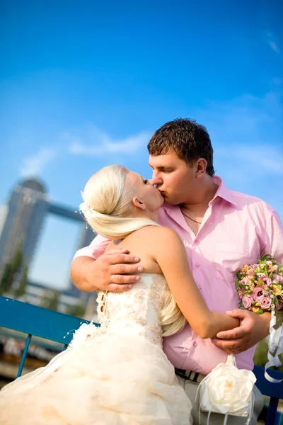 Panny młodej i pana młodego z bukietem pocałunki na charakter — Zdjęcie stockowe