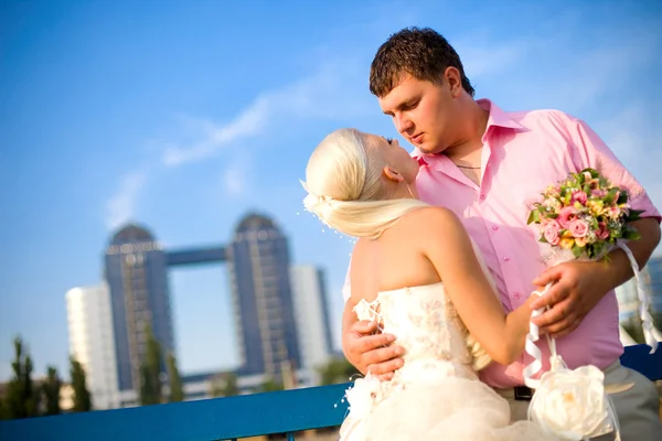 Vackert par nygifta — Stockfoto