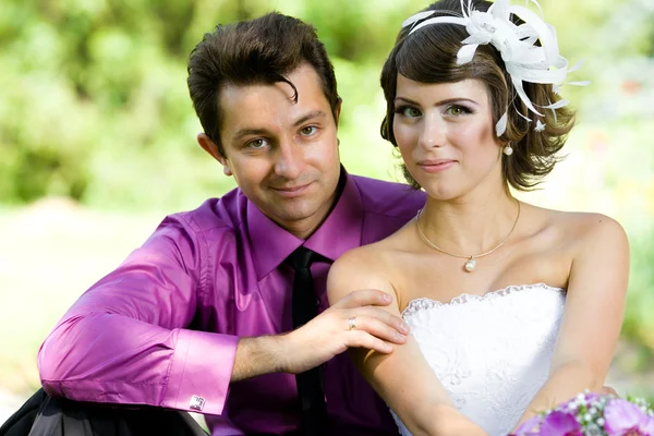 Bride and groom in the park — Stock Photo, Image