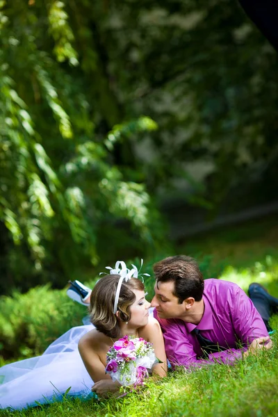 Noiva e noivo no parque — Fotografia de Stock