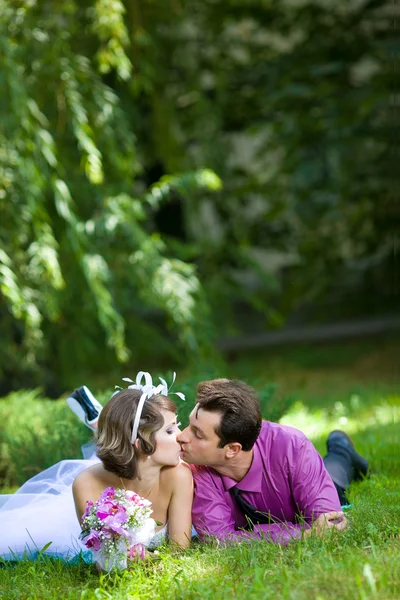 Bride and groom in the park — Stock Photo, Image