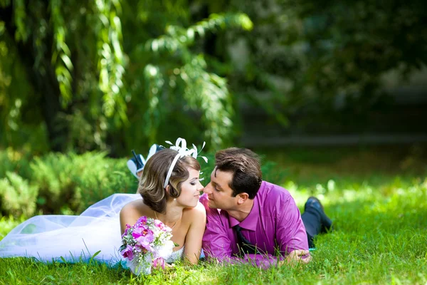 Bride and groom in the park — Stock Photo, Image