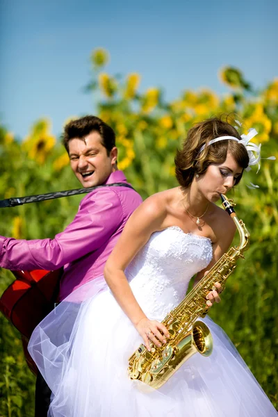 Portret van de bruid en bruidegom op zonnebloem veld — Stockfoto
