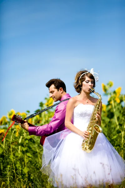 Porträt von Braut und Bräutigam auf Sonnenblumenfeld — Stockfoto