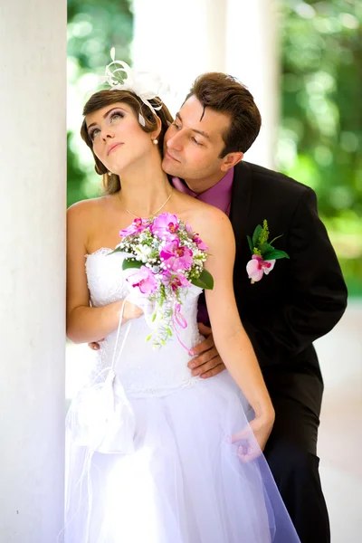 Bride and groom in the park — Stock Photo, Image