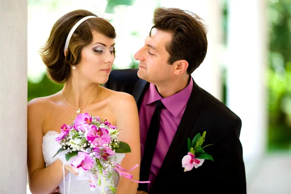 Bride and groom in the park — Stock Photo, Image