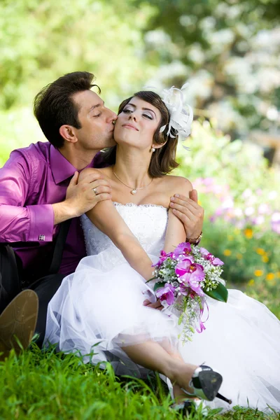 Bruid en bruidegom in het park — Stockfoto