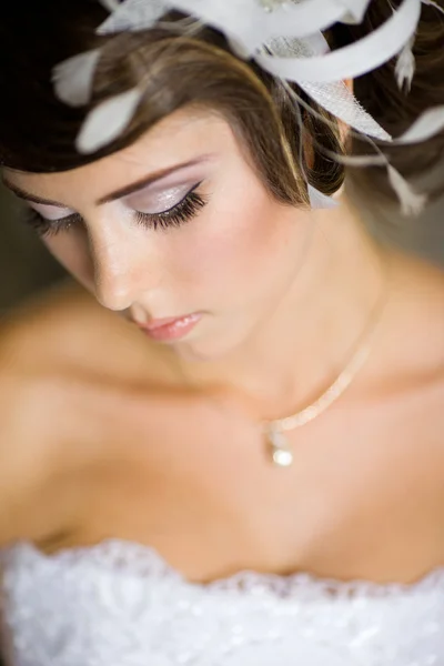 Een mooie bruid in de witte bruiloft jurk. Stockfoto