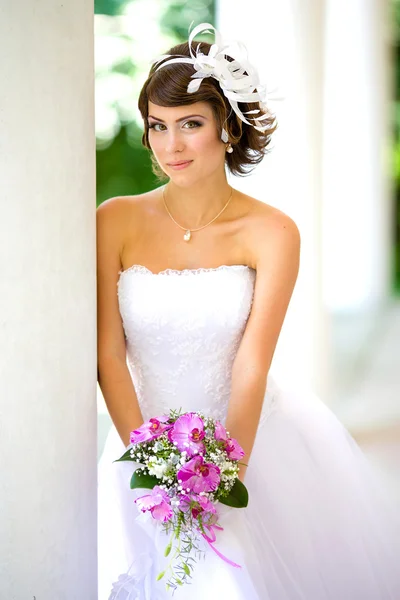 Een mooie bruid in de witte bruiloft jurk. Rechtenvrije Stockfoto's