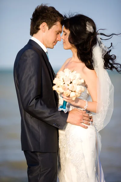 Young beautiful pair of newlyweds on the sea — Stock Photo, Image