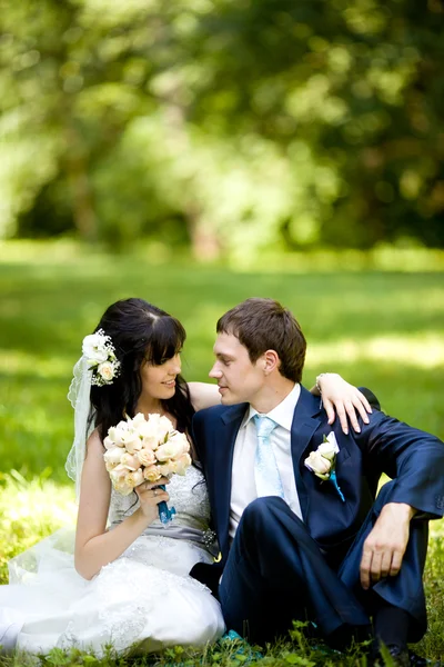 Jovem belo par de recém-casados — Fotografia de Stock