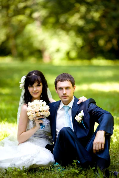 Mladá krásná dvojice novomanželů — Stock fotografie