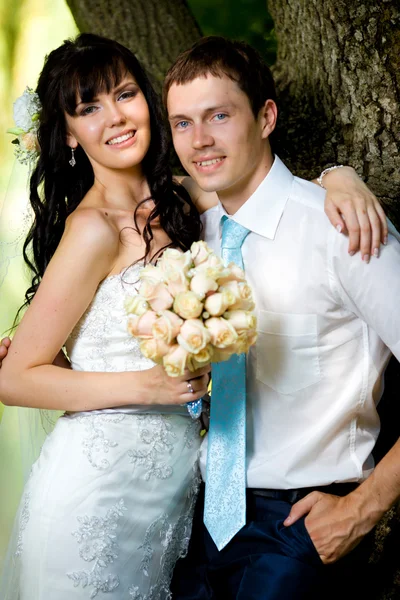 Jovem belo par de recém-casados — Fotografia de Stock