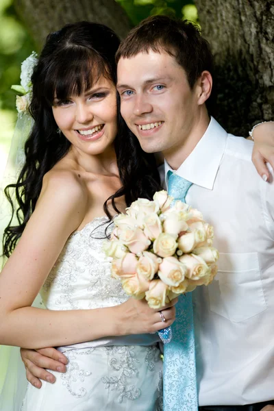 Giovane bella coppia di sposi — Foto Stock