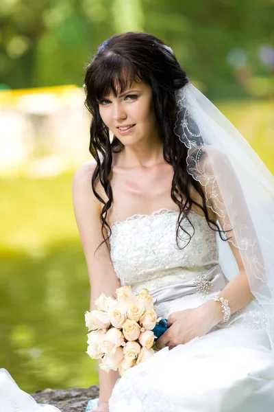 Hermosa joven novia con un ramo de la naturaleza —  Fotos de Stock