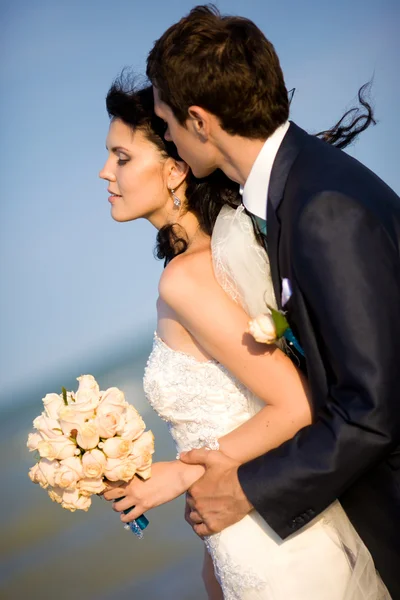 Jovem belo par de recém-casados no mar — Fotografia de Stock