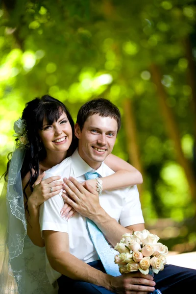 Mladá krásná dvojice novomanželů — Stock fotografie