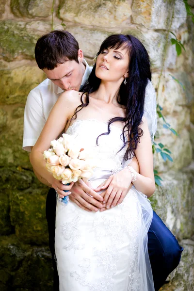 Joven hermosa pareja de recién casados —  Fotos de Stock