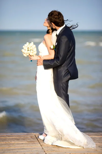 Junges schönes Brautpaar auf dem Meer Stockbild
