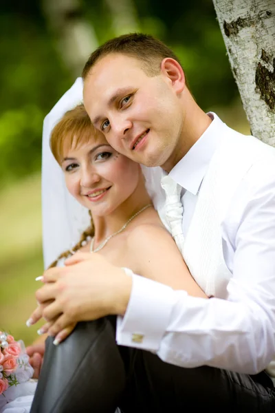 Bride and groom in the park — Stock Photo, Image