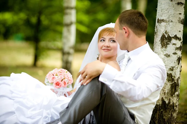 Nevěsta a ženich v parku — Stock fotografie