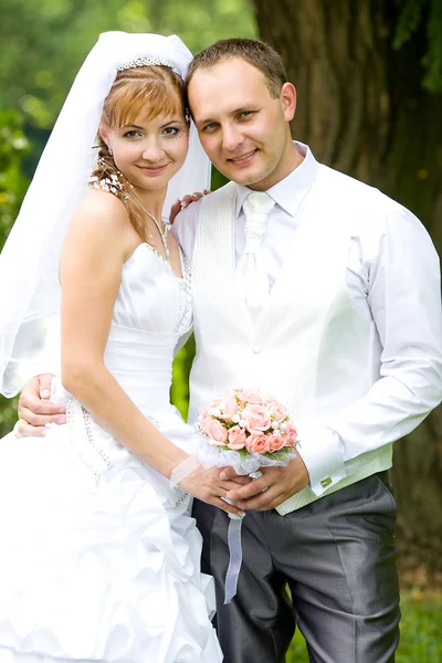 Bride and groom in the park — Stock Photo, Image