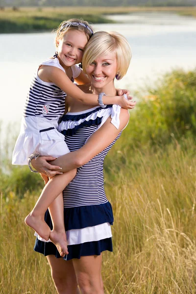 Madre e figlia che giocano sulla riva del fiume — Foto Stock