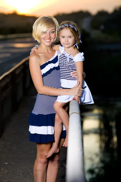 母亲和女儿在河边玩了 — 图库照片