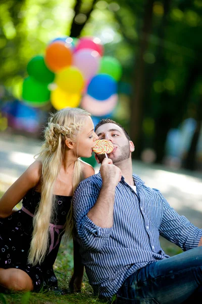 Młody miłości para z balonów na naturalne tło — Zdjęcie stockowe