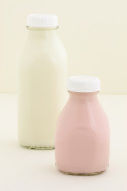 çilekli süt yarım ve çeyrek süt şişesi