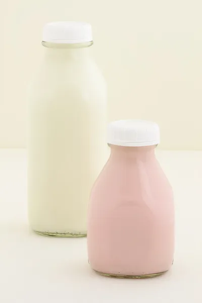 Mleko truskawka kufel i kwartał butelki mleka — Zdjęcie stockowe