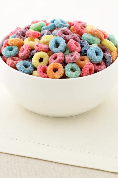 Niños deliciosos y nutritivos bucles de cereales o cereales de frutas — Foto de Stock