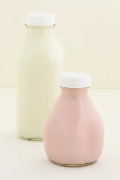 딸기 우유 파인트와 1/4 우유 병 스톡 사진