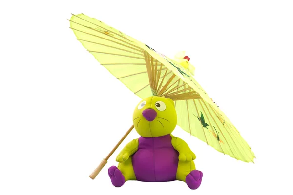 Paraguas amarillo del sol con un juguete sobre un fondo blanco, aislado — Foto de Stock