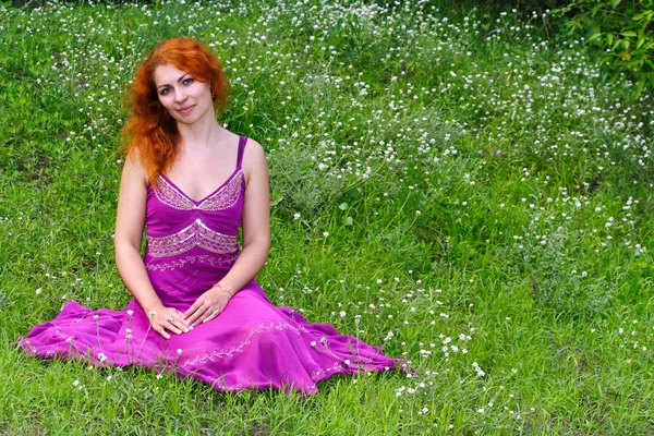 Дівчина-імбир у фіолетовій сукні — стокове фото