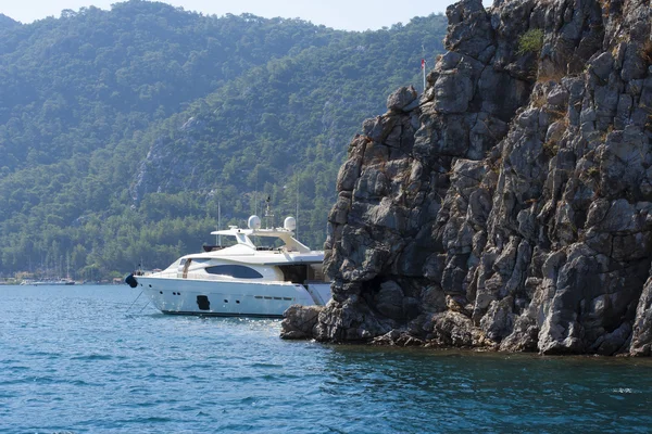 Біла яхта Егейського моря на скелі — стокове фото