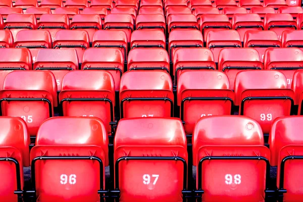Rote Sitze im Stadion Stockbild