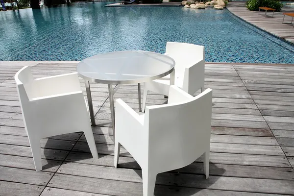De witte stoel in de buurt van het zwembad. — Stockfoto