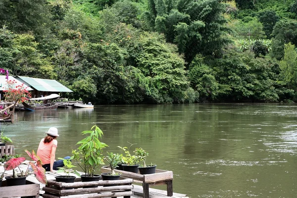 Junge Frau entspannt sich am Fluss kwai in Thailand — Stockfoto