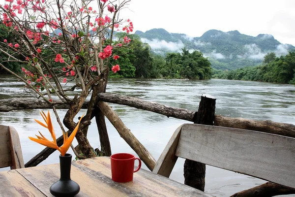 Plovoucí restaurace na řece kwai v Thajsku — Stock fotografie
