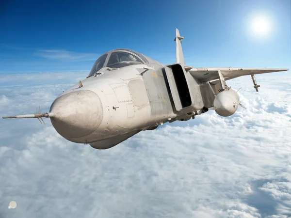 Военный бомбардировщик Су-24 Фехтовальщик, летящий над облаками . — стоковое фото