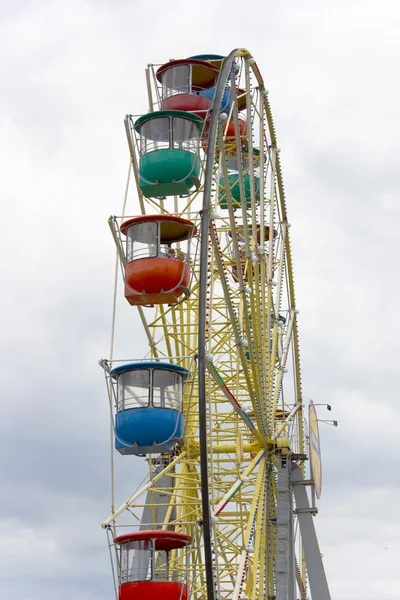 Roda gigante contra um fundo de nuvens — Fotografia de Stock